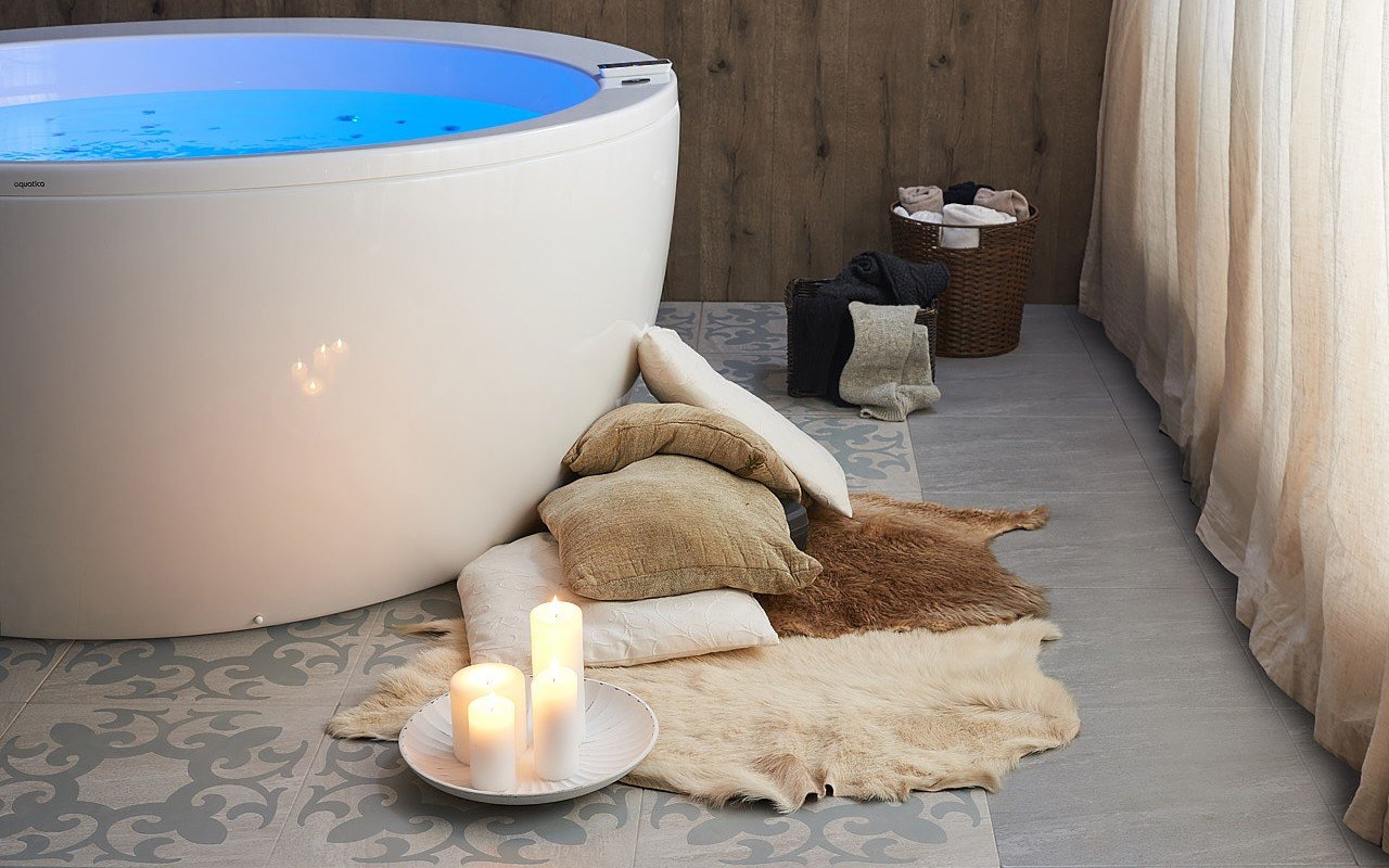 Aquatica pamela wht spa jetted bathtub web 02