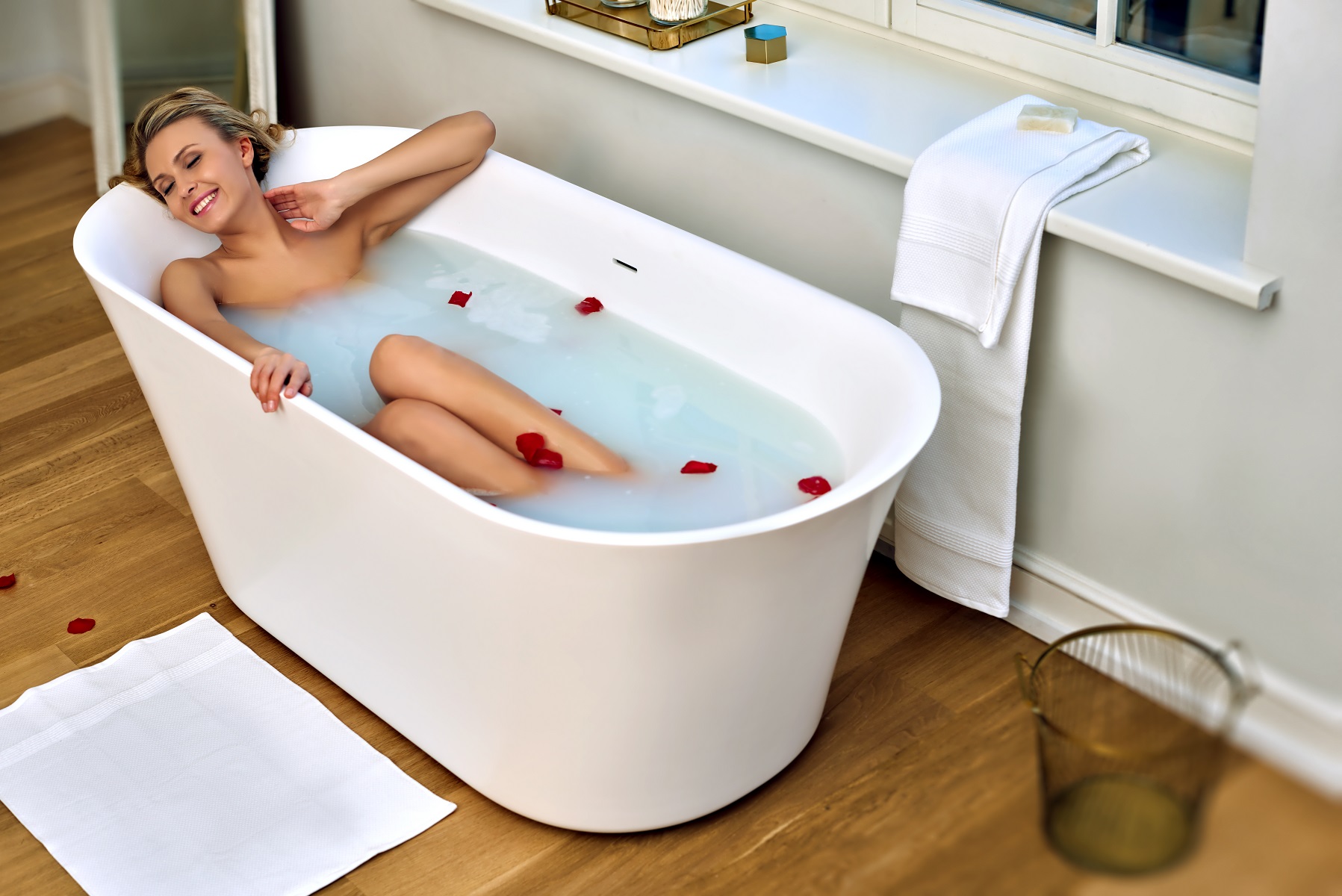 Tulip Wht Freestanding Solid Surface Bathtub web (1)